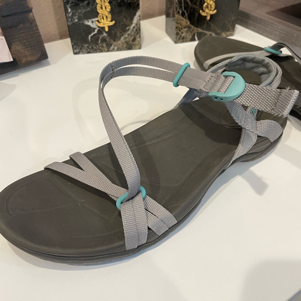 Teva Women's Sandals Size 10 Comfortable and Stylish Slides Party Wear Shoes